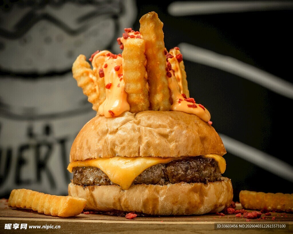 芝士汉堡配香脆薯条