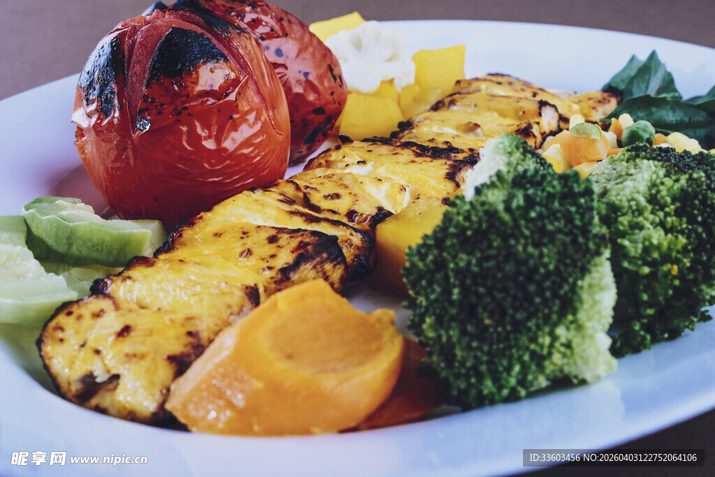 烤鸡胸肉配蔬菜拼盘