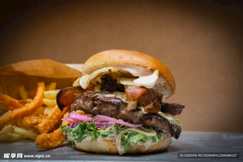 美味双层汉堡配金黄薯条