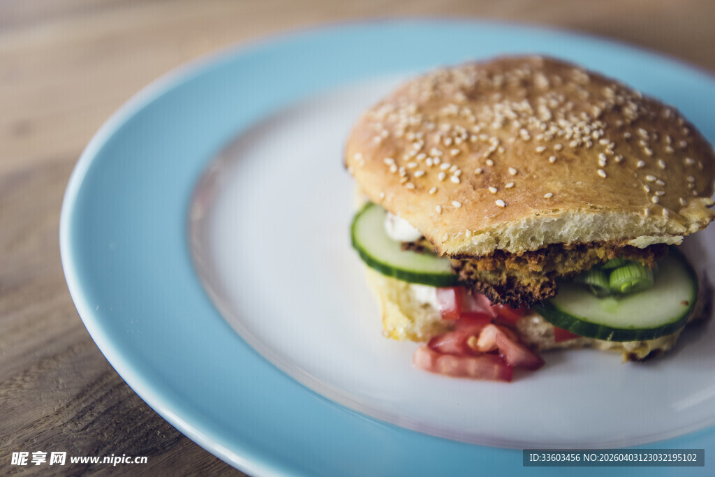 美味汉堡置于浅色盘中