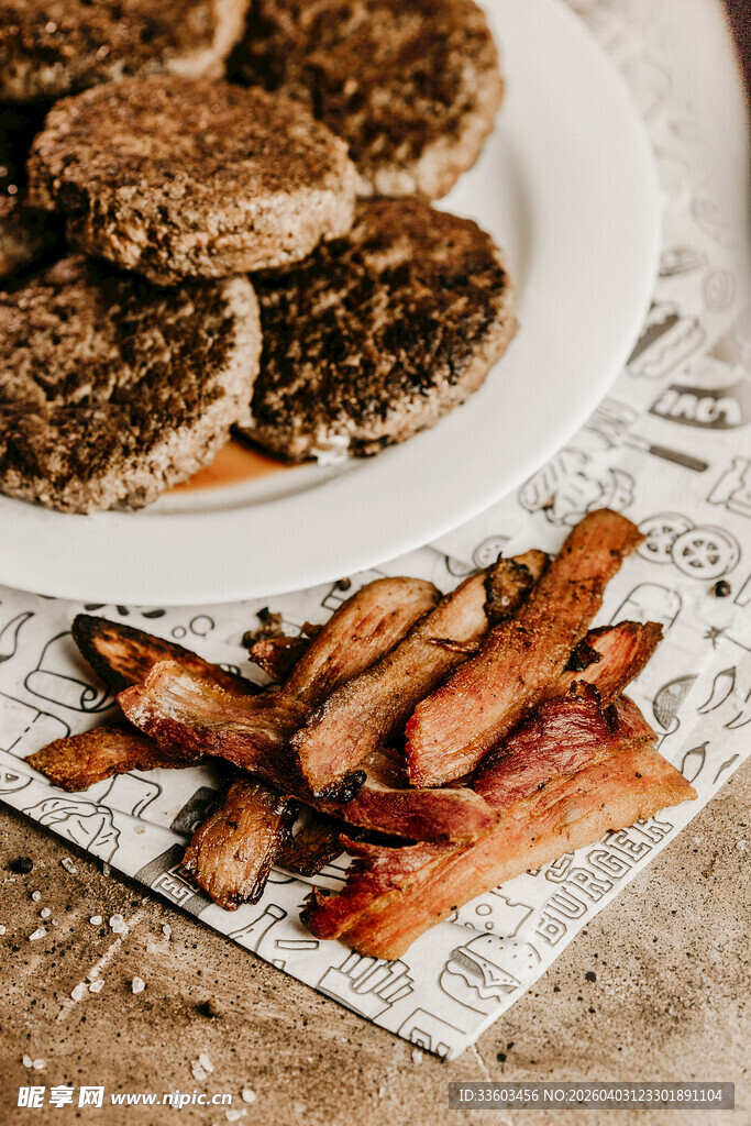 烤面包与香煎培根美食