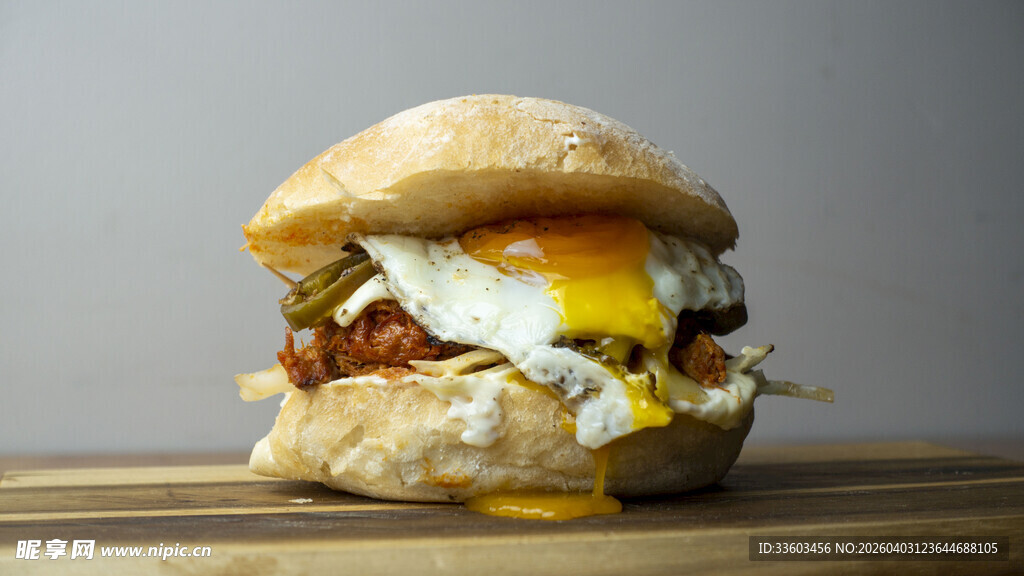美味双层汉堡配流心蛋