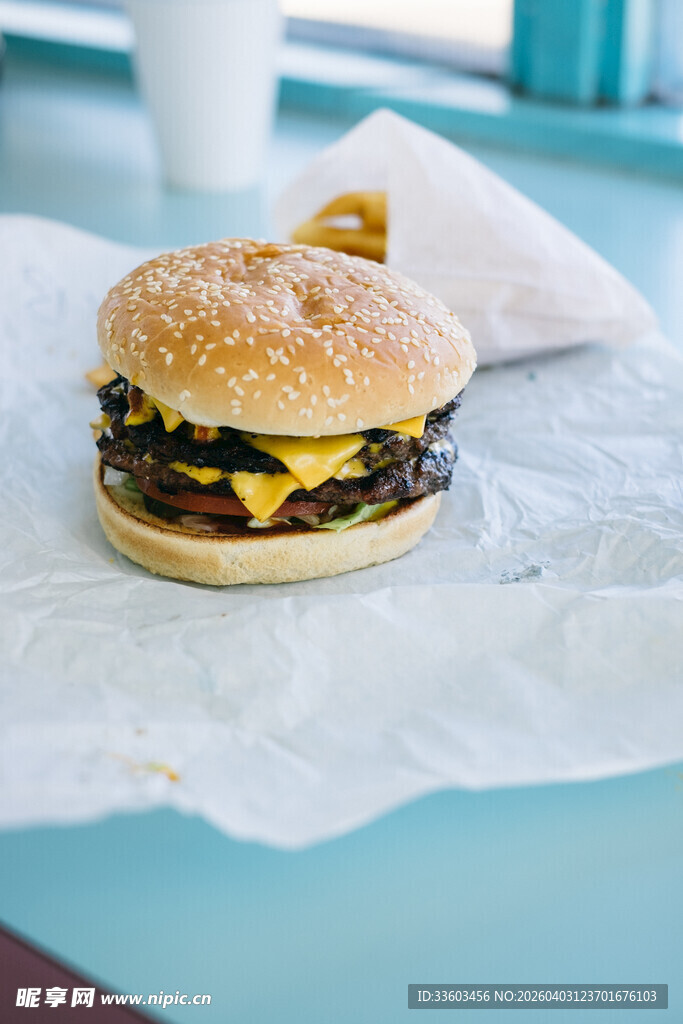 美味双层芝士牛肉汉堡