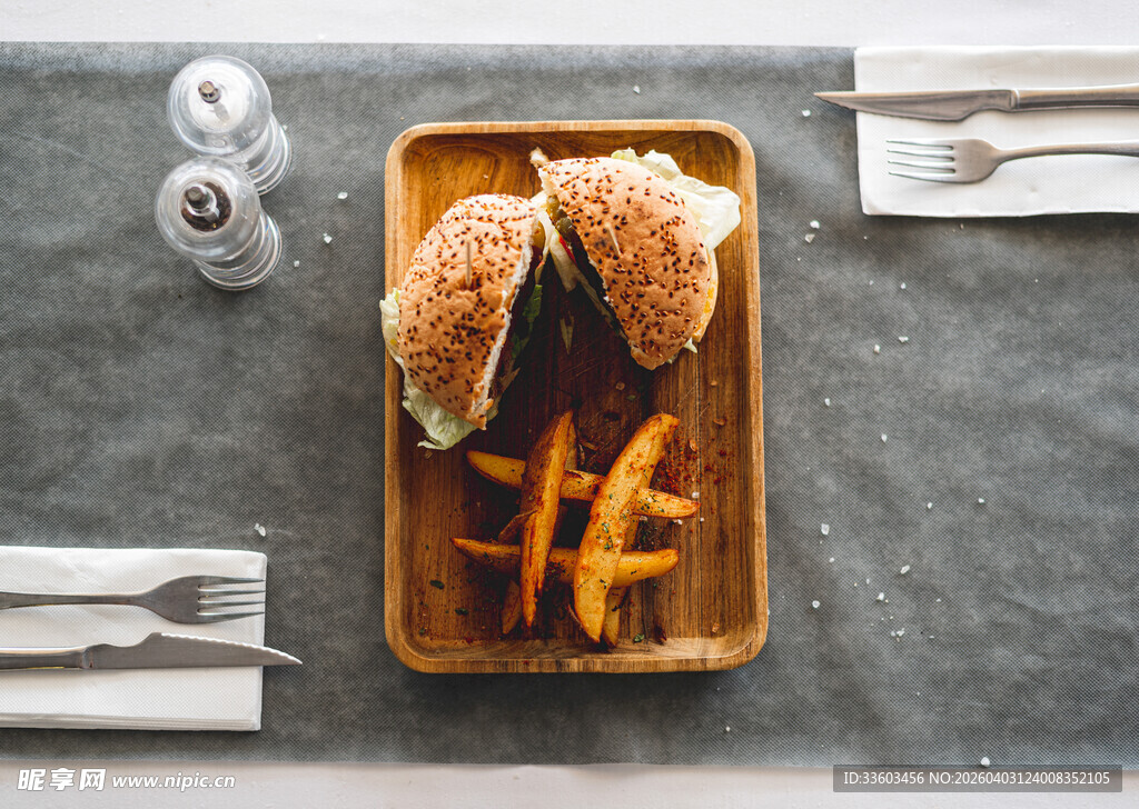 美味汉堡配薯条餐盘特写