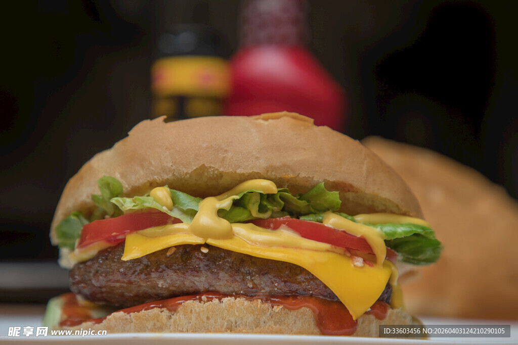 美味多汁的双层芝士汉堡