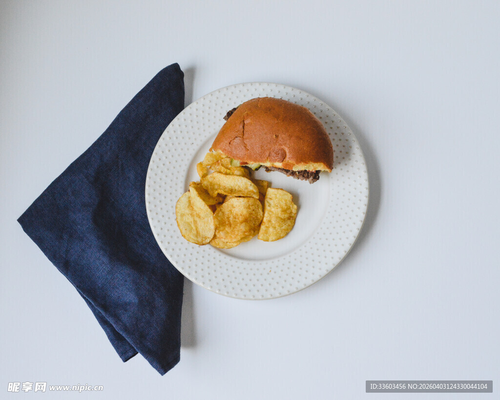 白盘上的面包与炸物
