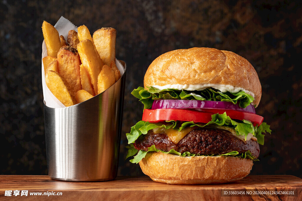 美味汉堡配香脆薯条