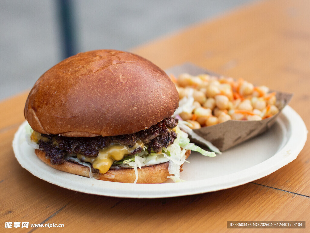 美味牛肉汉堡搭配特色配菜