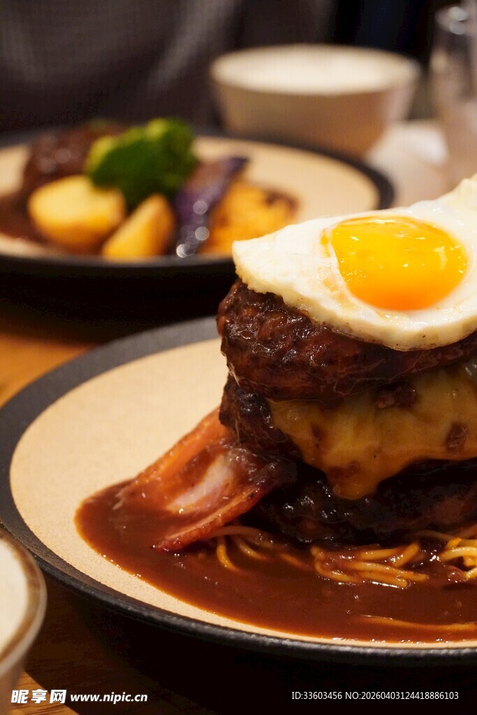 美味芝士牛肉汉堡配煎蛋