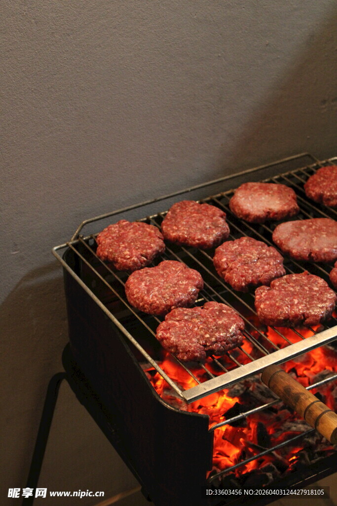 炭火上烤制的美味牛肉饼