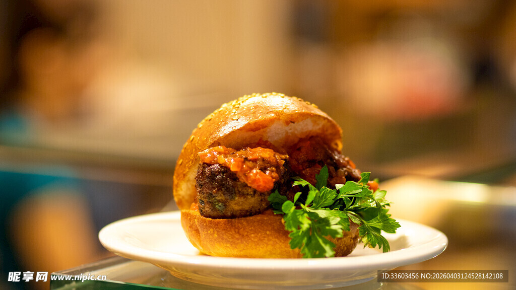 美味多汁的牛肉汉堡