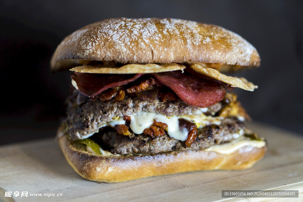 美味多层牛肉汉堡