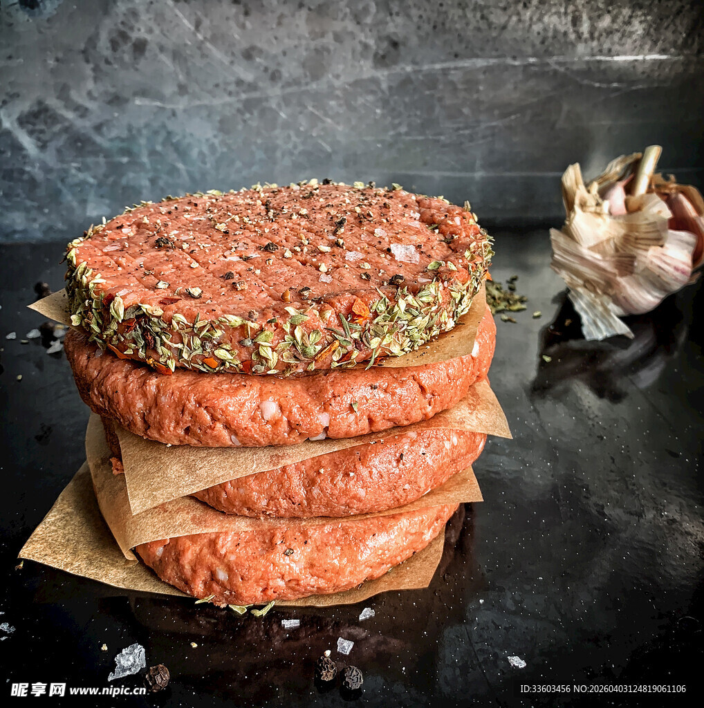 堆叠的美味香肠与香料