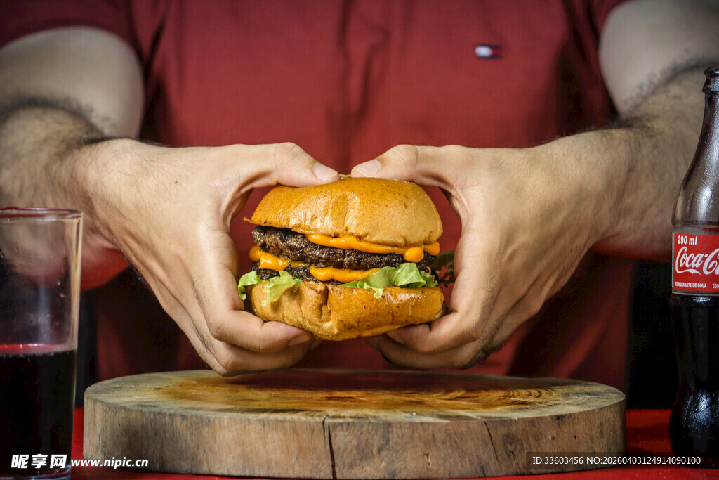 双手捧超大美味汉堡