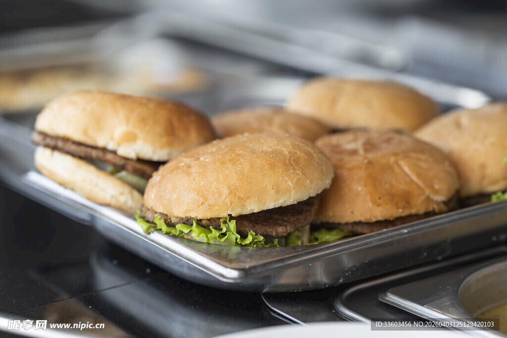 美味汉堡整齐摆放在托盘上