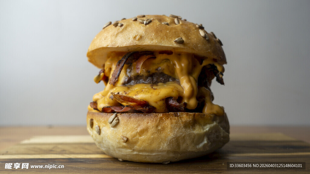 美味多汁的牛肉芝士汉堡