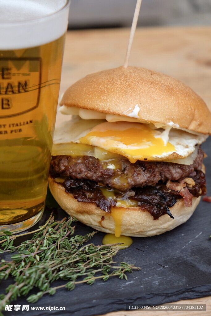 美味汉堡配啤酒与香草