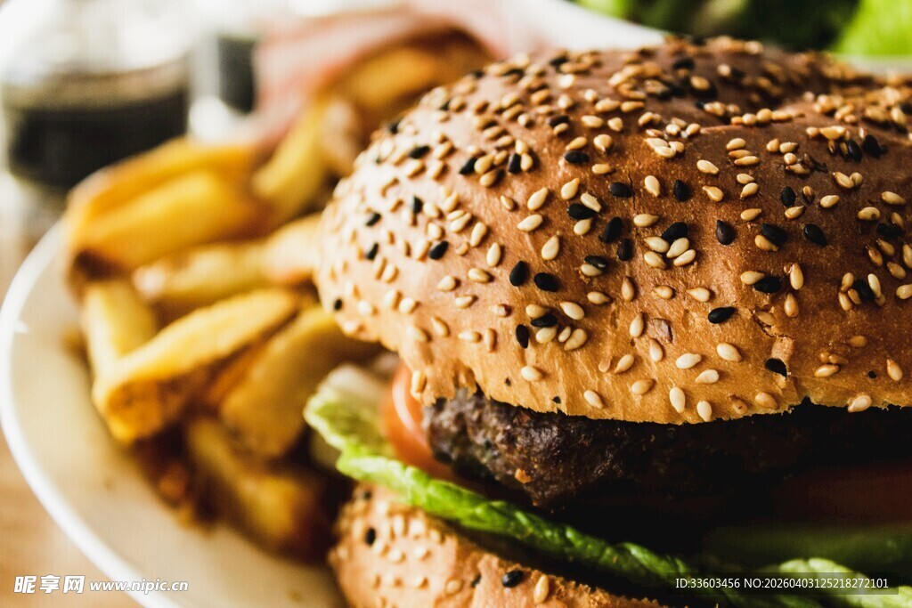 美味汉堡配金黄薯条