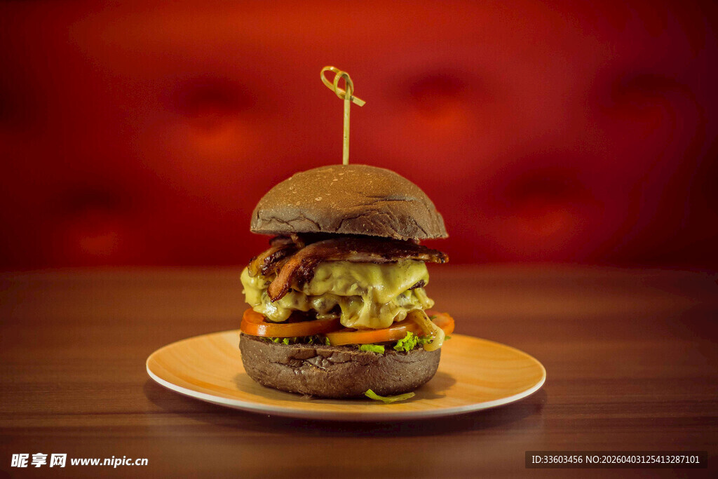 美味汉堡置于盘中