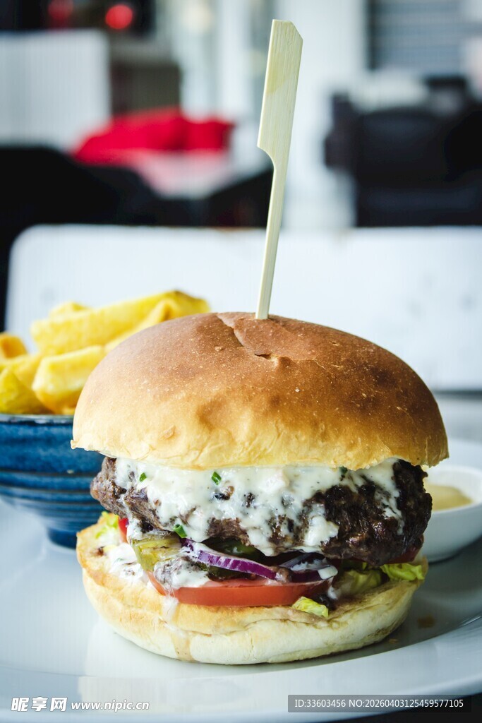 美味牛肉汉堡配金黄薯条