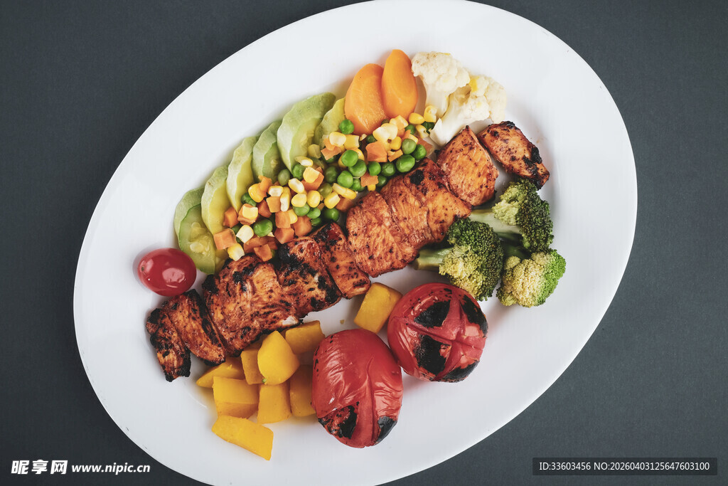 美味烤串配多彩蔬果拼盘