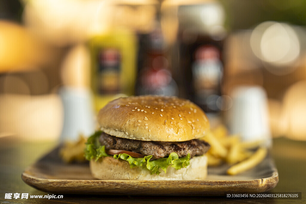 美味汉堡搭配金黄薯条