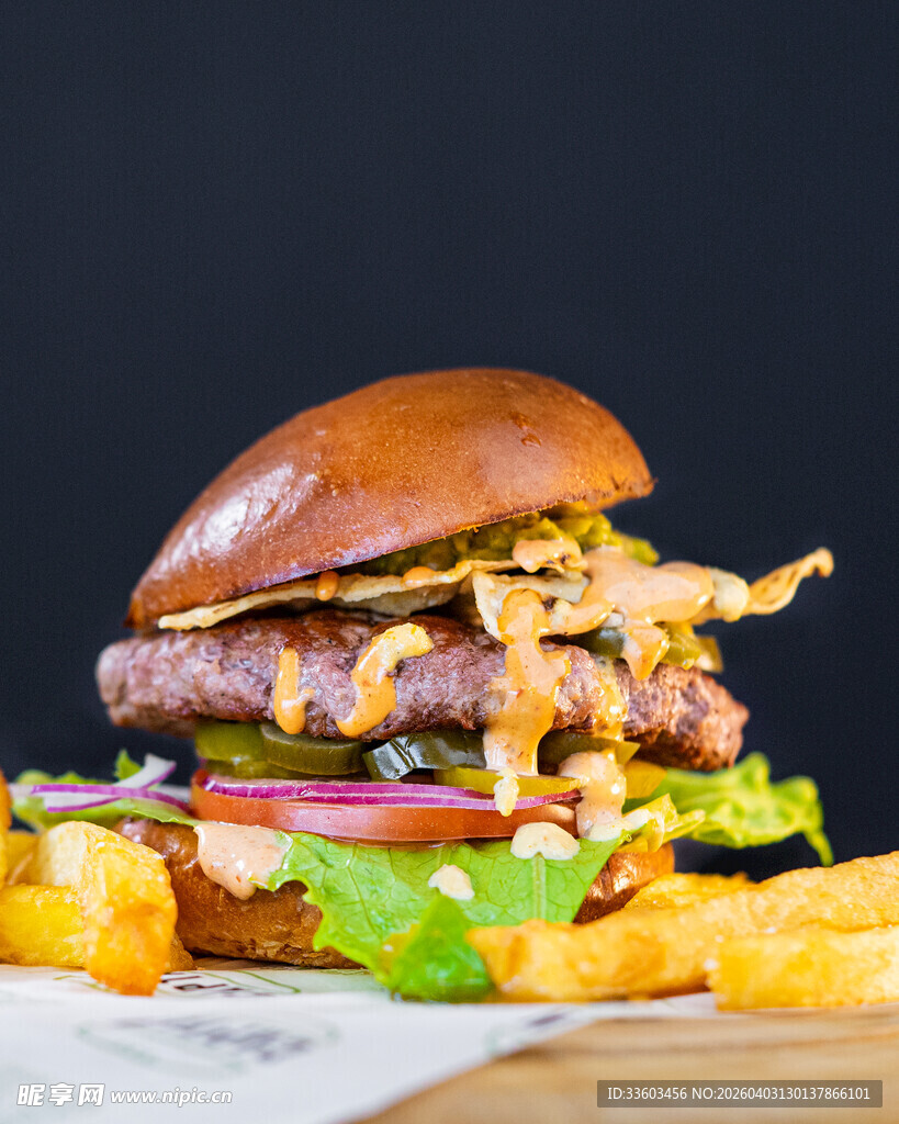 美味鸡肉汉堡搭配炸薯条