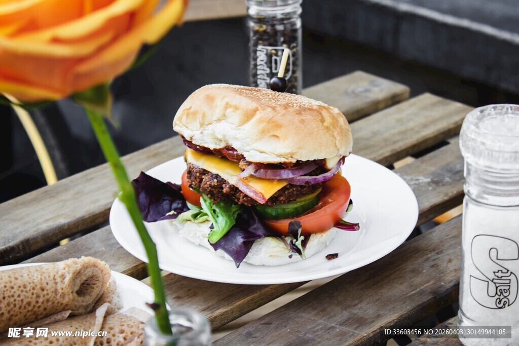 美味汉堡搭配多彩蔬菜