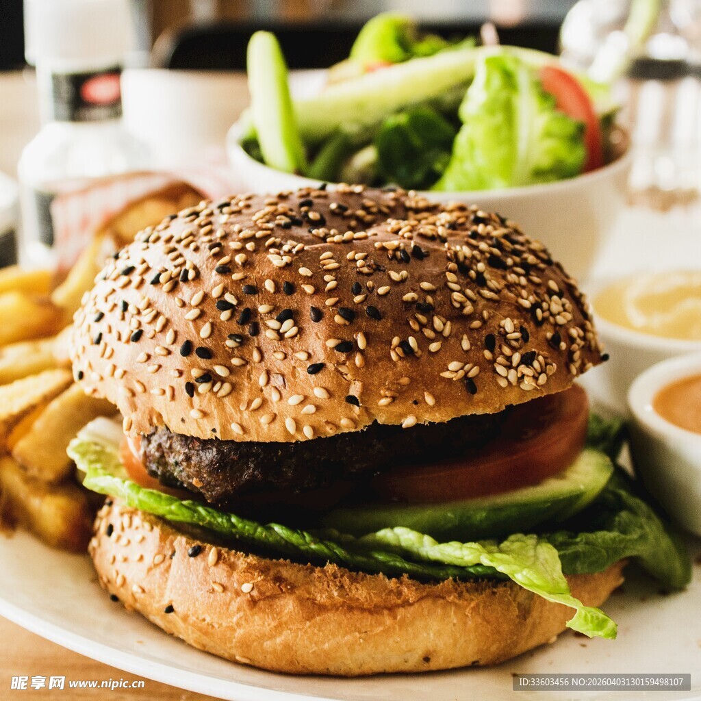美味汉堡配薯条与蔬菜