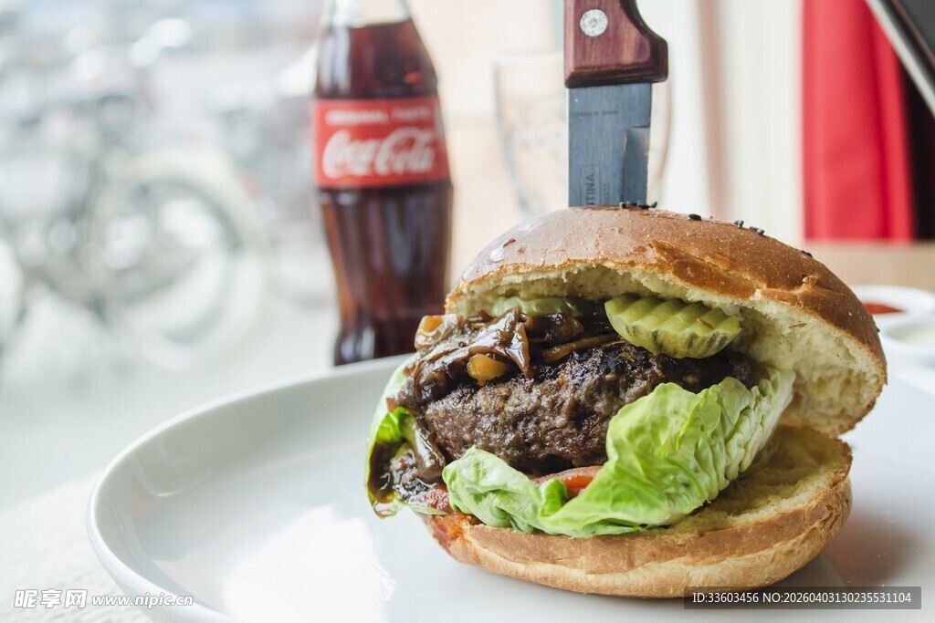 美味牛肉汉堡配清爽生菜