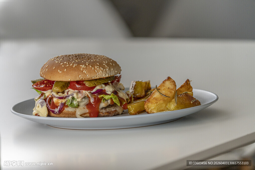 美味汉堡配香脆薯角