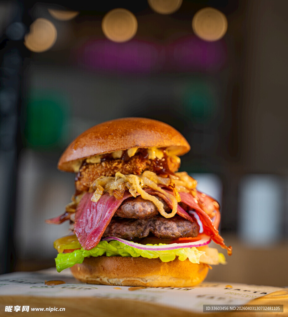 美味多层牛肉汉堡