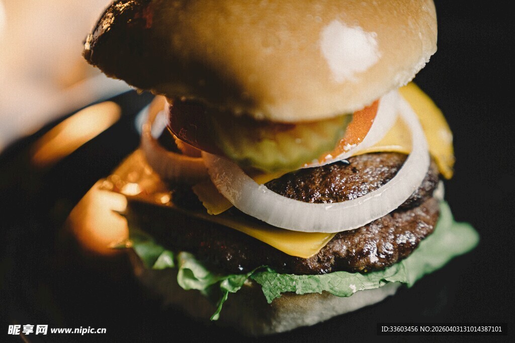 美味多层牛肉汉堡特写