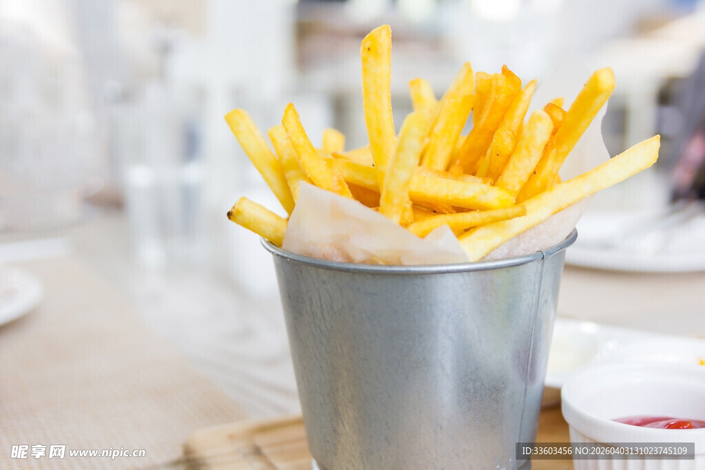 金属杯中装满金黄薯条
