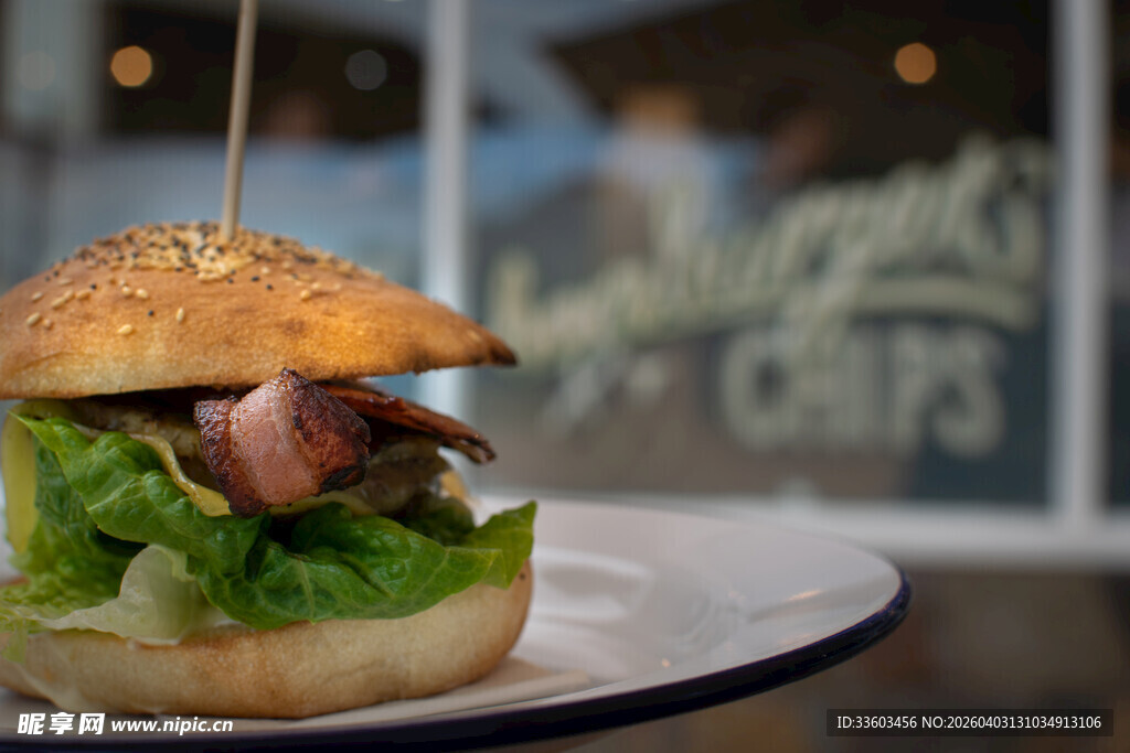 美味汉堡置于白色盘上