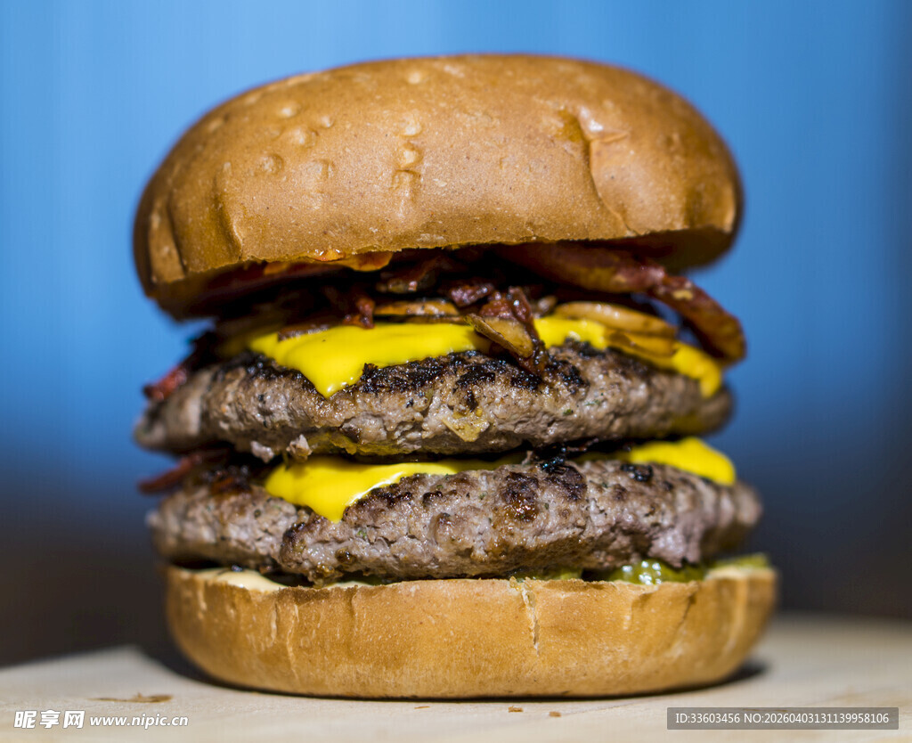 巨无霸多层牛肉汉堡