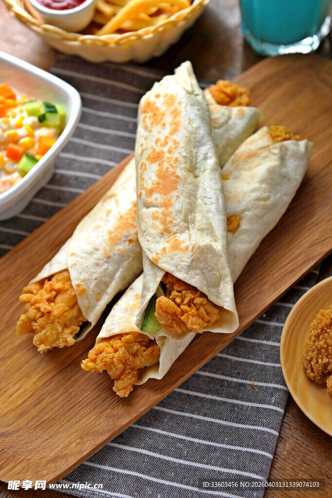 美味鸡肉卷搭配多样美食