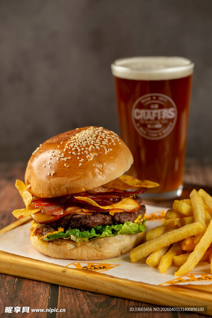 美味汉堡配薯条与啤酒
