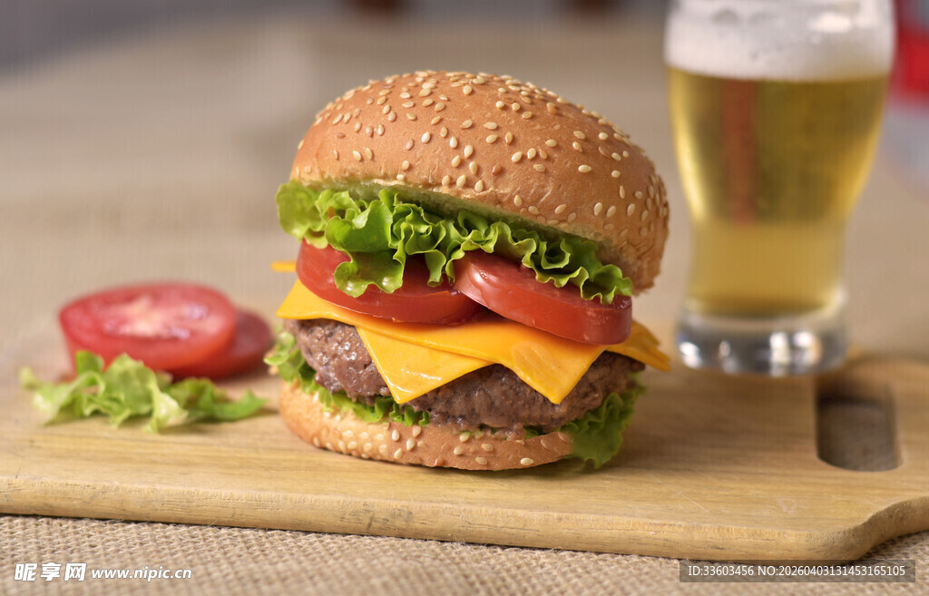 美味芝士汉堡与清爽啤酒