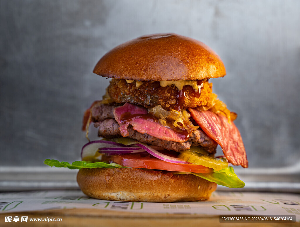 美味多汁的特色牛肉汉堡