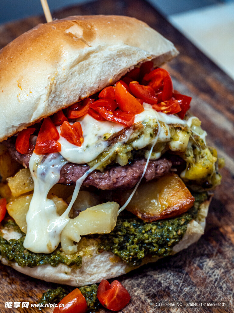 美味多汁牛肉蔬菜汉堡
