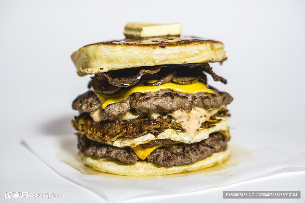 巨型多层牛肉汉堡