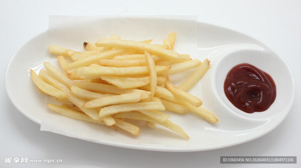 一盘美味薯条配番茄酱