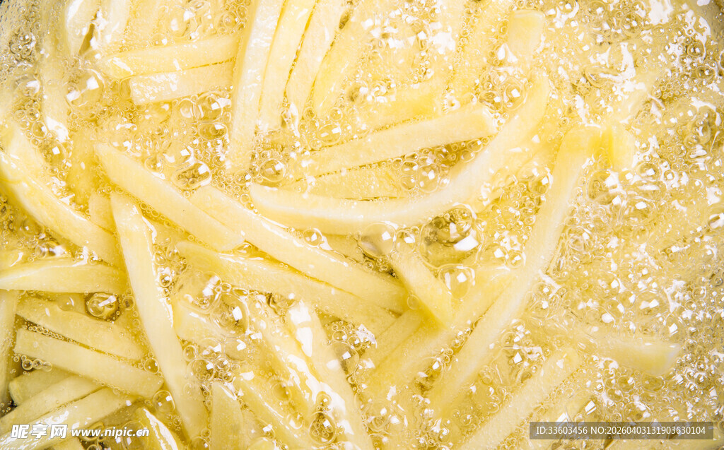 油炸中的金黄薯条