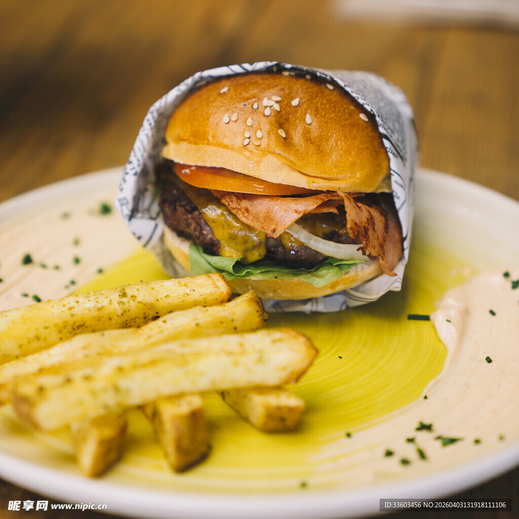 锡纸包裹的美味汉堡与薯条