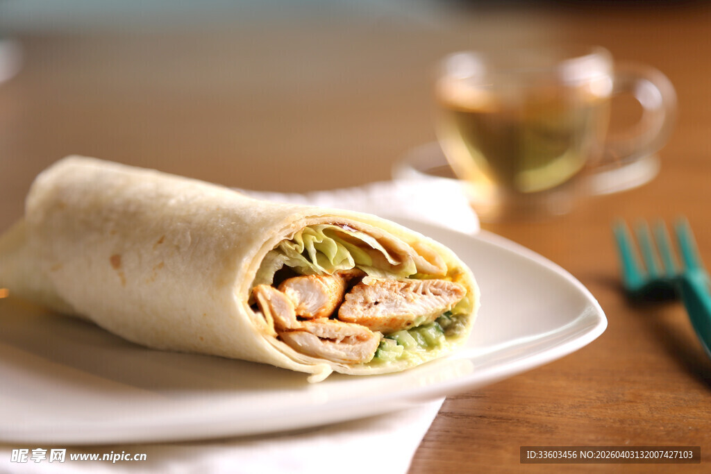 美味鸡肉卷置于白色盘上