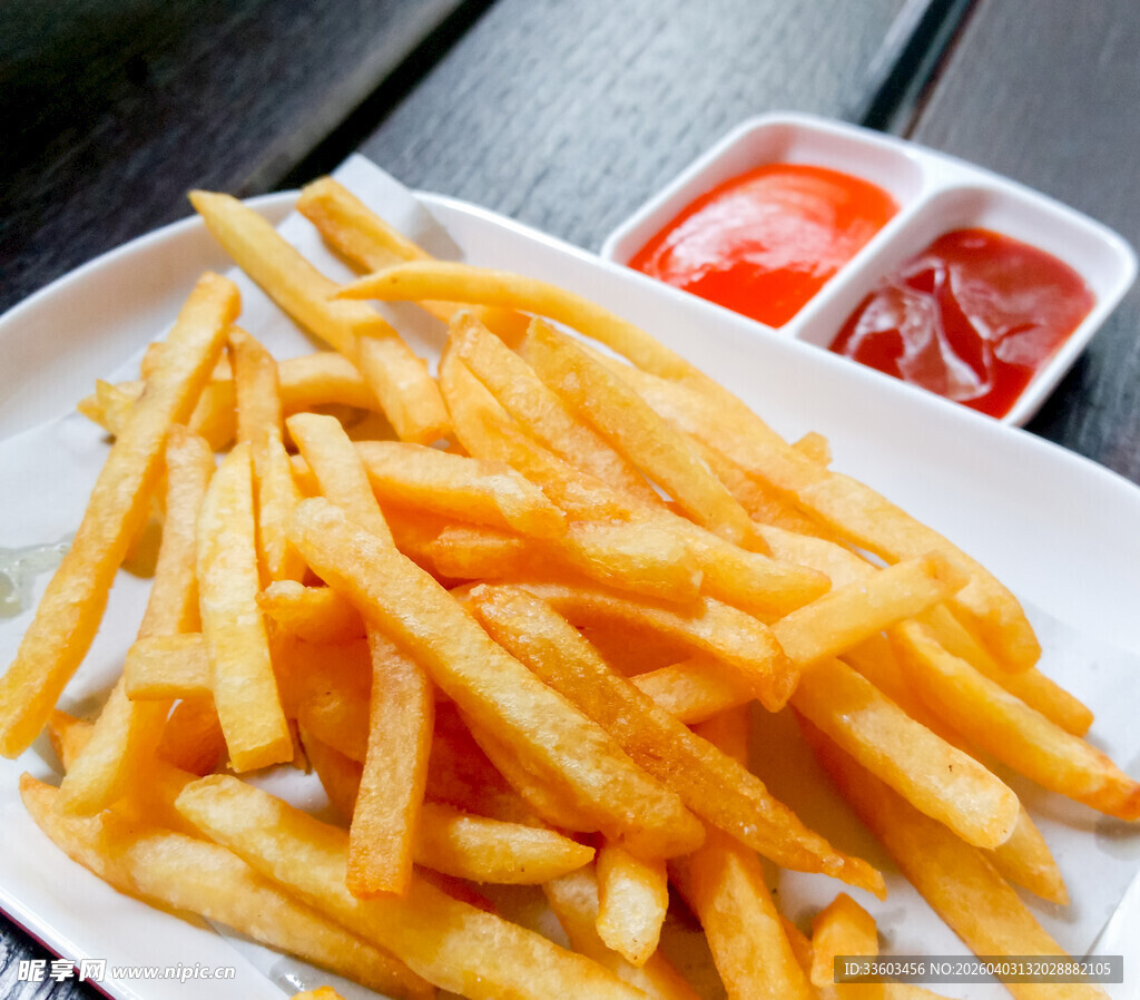 美味金黄薯条配番茄酱