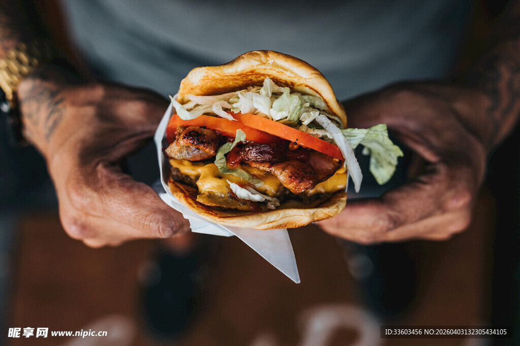 双手捧美味汉堡
