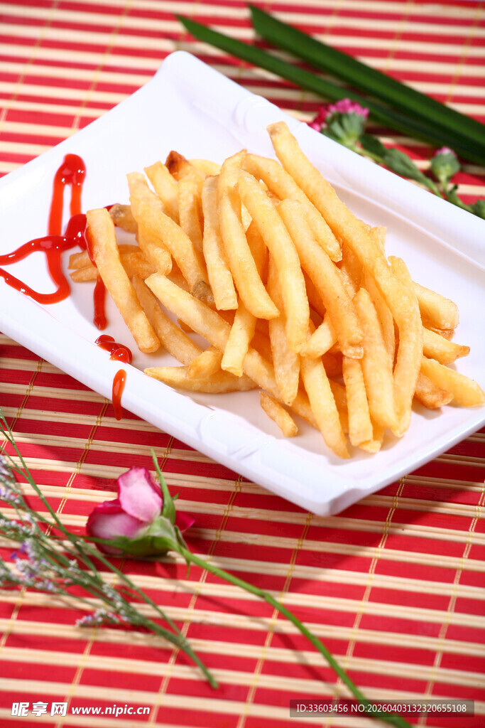 美味金黄薯条摆盘精致