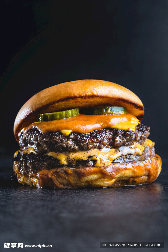 美味多层牛肉芝士汉堡